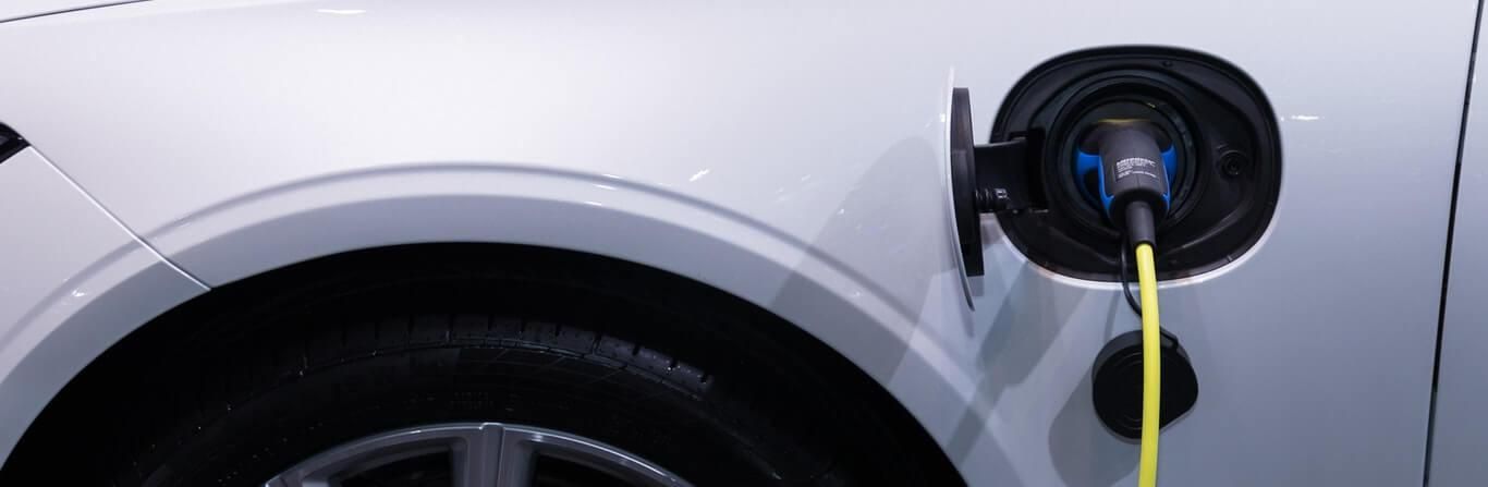 electric vs hybrid cars.jpg